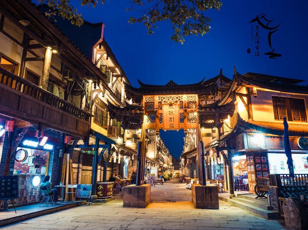 始建于公元366年的莫高窟,坐落于河西走廊西部的尽头